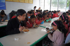 张继山和孩子们一同用餐.jpg